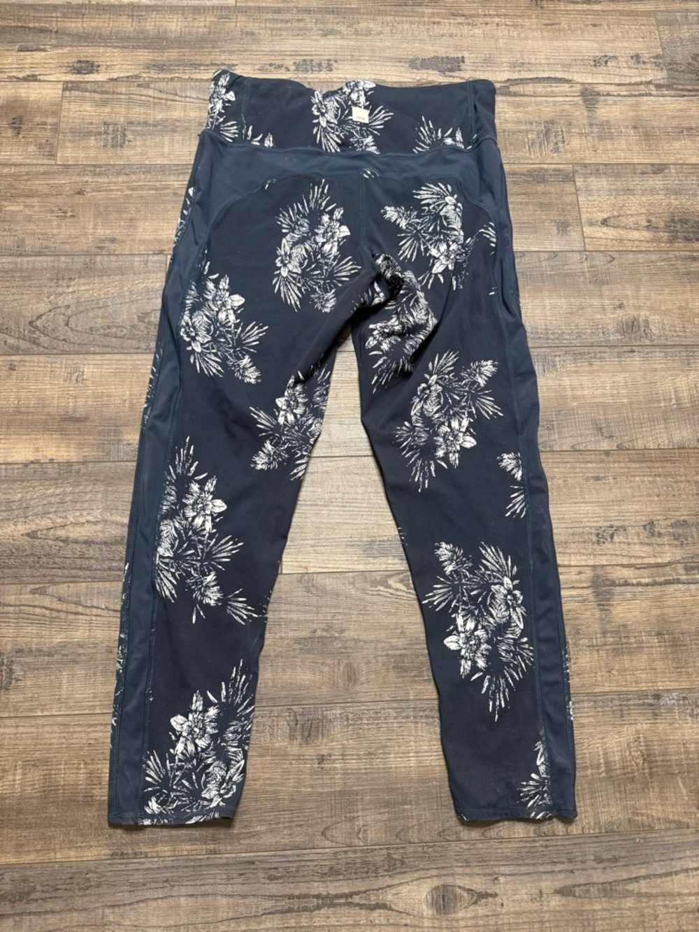 Vuori Navy Leggings with White Floral Print Women's Size Large Athletic - Picture 7 of 10